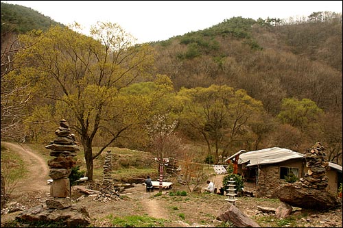 봄이 찾아온 휴당산방의 전경. 